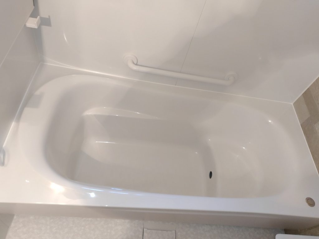 腰湯を楽しめる形状のユニットバス浴槽
