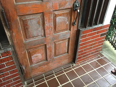 傷んだ玄関ドア