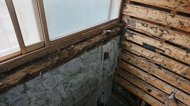 窓回りの下地が傷んだ浴室