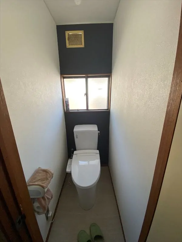 アクセントクロスを奥の壁に配置したトイレ内装