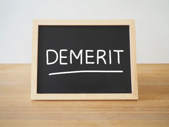 デメリット（Demerit）とチョークで書かれた黒板