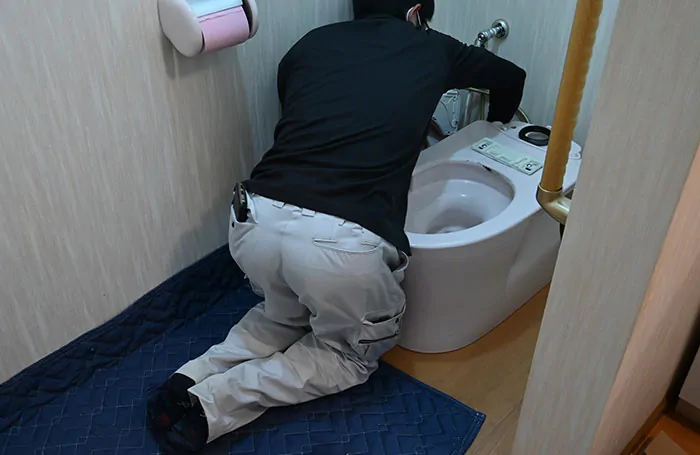 トイレの床の水漏れを業者に修理してもらうべきケース