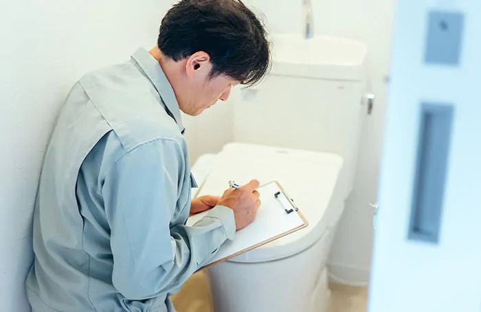 トイレの床の水漏れを修理するときの費用相場