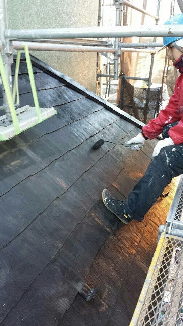 スレート屋根を塗装する職人
