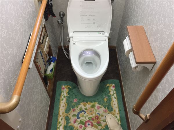二つの手すりを付けたトイレ