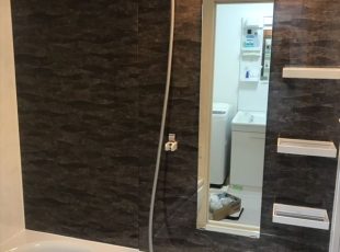 埼玉県入間市お風呂マンションリフォーム｜リモデルバスルームひろがるＷＧほっカラリ床で快適アクセント色は黒系