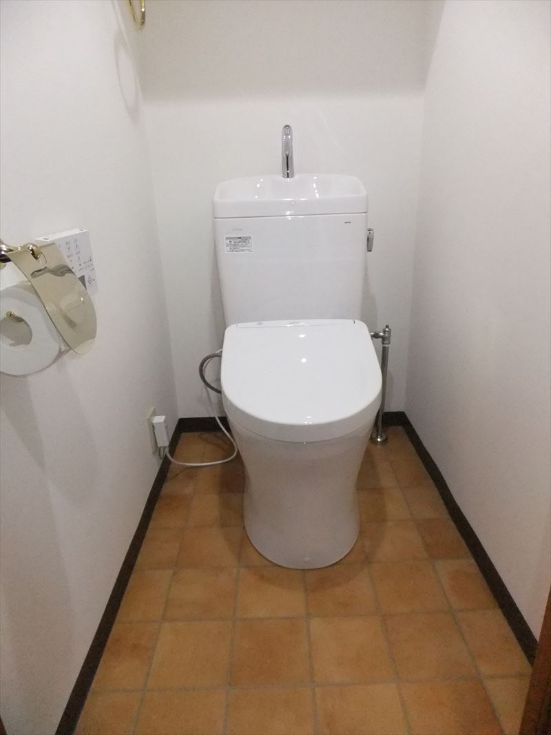 交換後の新しいトイレ　TOTO　ピュアレストQR