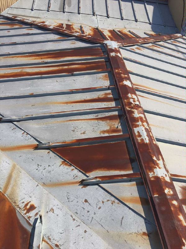 錆びて雨漏りしたトタン屋根