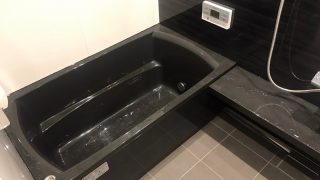 黒い浴室