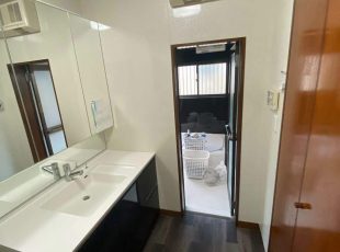 埼玉県狭山市内装リフォーム｜トイレ洗面室の壁紙を掃除がしやすいパネルに仕上げた内装工事