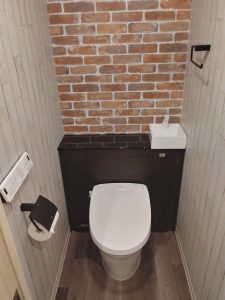 レンガ調のおしゃれなトイレ内装