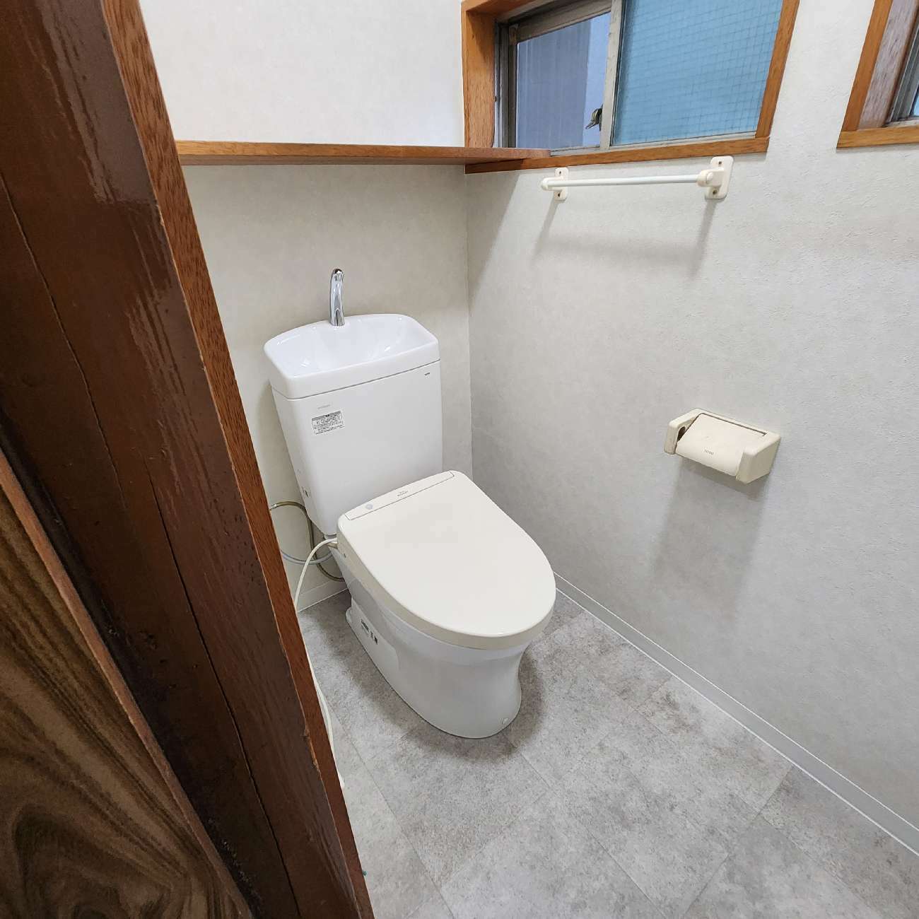 TOTOのトイレ交換工事費込み事例┃トイレ交換・床下地解体・内装