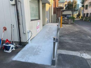 東京都清瀬市倉庫スロープ勾配屋外工事｜スイング扉も取り付け