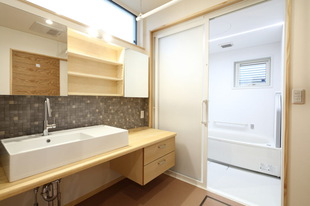 お風呂と洗面所のリフォームはセットでするべき？メリットや注意点、費用相場まで解説【事例付き】