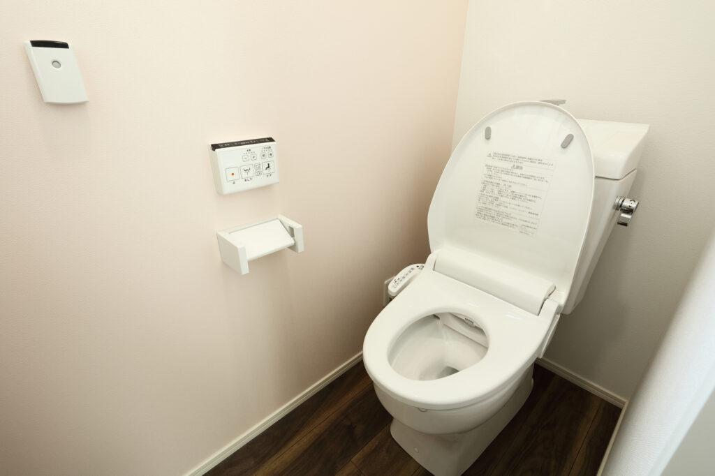 【リクシル】トイレの評判をわかりやすく解説｜後悔しやすいポイントやTOTOとの比較も紹介