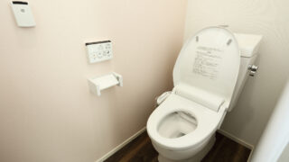 【リクシル】トイレの評判をわかりやすく解説｜後悔しやすいポイントやTOTOとの比較も紹介