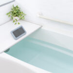 カビの生えにくいお風呂メーカー3選｜カビが生える原因や浴室選びのポイントまで解説