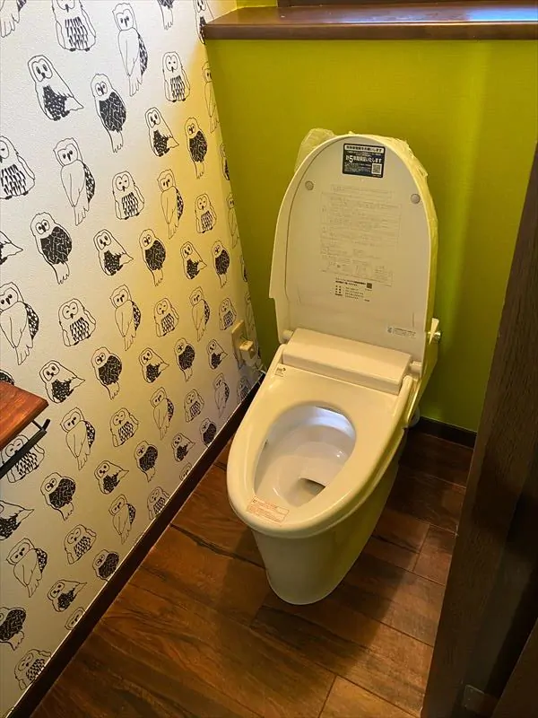 フクロウ柄の壁紙を使ったトイレ