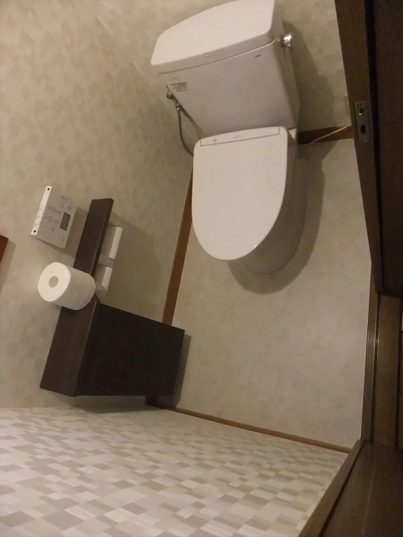 換気扇のないトイレに消臭機能付き壁紙を貼る