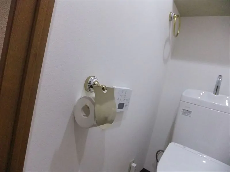 紙巻き器とタオル掛けをトータルコーディネートしたトイレ
