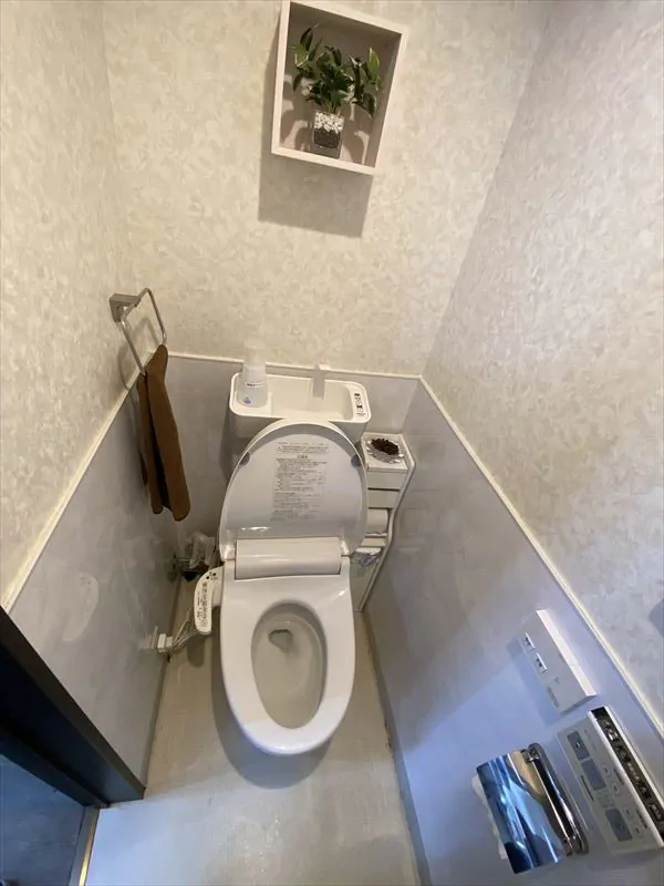 腰壁に汚れにくいパネルを張ったトイレ