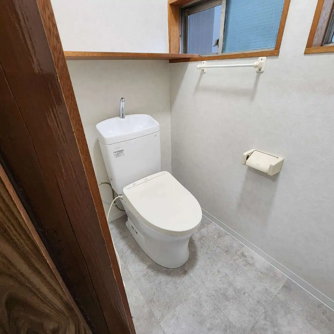 TOTOのトイレ交換工事費込み事例┃トイレ交換・床下地解体・内装
